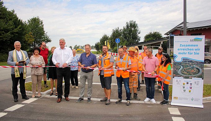 Symbolische Eröffnung: Pfarrer Richard Simon, Bürgermeisterin Liane Sedlmeier, 2. Bürgermeisterin Friederike Sandner, Bürgermeister Jürgen Roith, 3. Bürgermeister Franz Augenstein, Martin Ebner und Bernhard Jung durchtrennen das Band (von links). (Bild: Wolfgang Fruhmann)