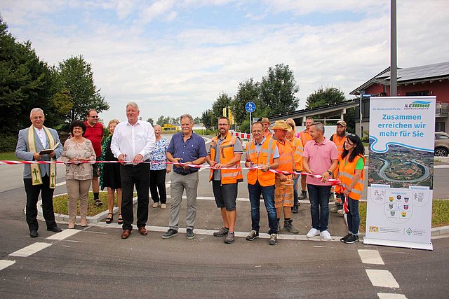 Symbolische Eröffnung: Pfarrer Richard Simon, Bürgermeisterin Liane Sedlmeier, 2. Bürgermeisterin Friederike Sandner, Bürgermeister Jürgen Roith, 3. Bürgermeister Franz Augenstein, Martin Ebner und Bernhard Jung durchtrennen das Band (von links). (Bild: Wolfgang Fruhmann)