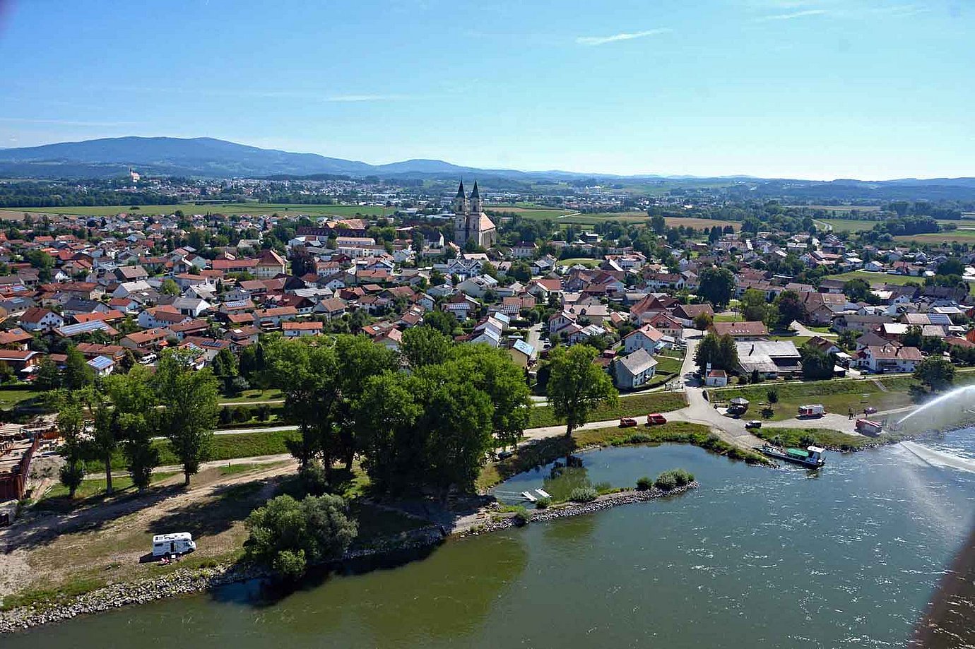 Niederalteich von der Donauseite. (Bild: Luftbild Kerscher)