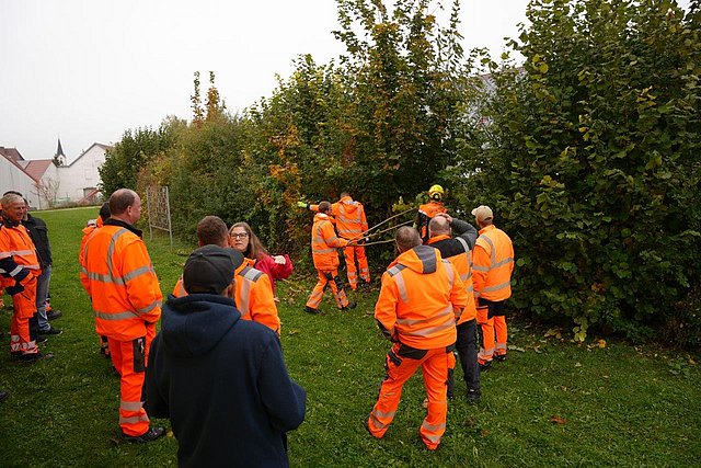 Bauhofmitarbeitende der ILE-Gemeinden haben sich zu Hilfsmitteln, Werkzeugen und Arbeitsgeräten in der Grünflächenpflege ausgetauscht.