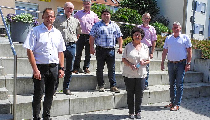 Die Bürgermeister der ILE-Kommunen haben 1. Bürgermeisterin Liane Sedlmeier, Osterhofen, (vorne Mitte) als Vorsitzende und 1. Bürgermeister Jürgen Roith, Winzer, (rechts) als ihren Stellvertreter wiedergewählt.  Die weiteren Bürgermeister von links: Siegfried Lobmeier, Künzing, Josef Friedberger, Buchhofen, Hans Eigner, Wallerfing, Thomas Stoiber, Oberpöring und Albin Dietrich, Niederalteich. (Foto: Gunter Schramm)
