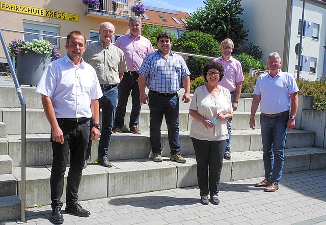 Die Bürgermeister der ILE-Kommunen haben 1. Bürgermeisterin Liane Sedlmeier, Osterhofen, (vorne Mitte) als Vorsitzende und 1. Bürgermeister Jürgen Roith, Winzer, (rechts) als ihren Stellvertreter wiedergewählt. Die weiteren Bürgermeister von links: Die Bürgermeister der ILE-Kommunen haben 1. Bürgermeisterin Liane Sedlmeier, Osterhofen, (vorne Mitte) als Vorsitzende und 1. Bürgermeister Jürgen Roith, Winzer, (rechts) als ihren Stellvertreter wiedergewählt. Die weiteren Bürgermeister von links: Siegfried Lobmeier, Künzing, Josef Friedberger, Buchhofen, Hans Eigner, Wallerfing, Thomas Stoiber, Oberpöring und Albin Dietrich, Niederalteich. (Foto: Gunter Schramm)