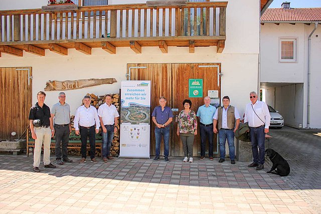 Beim Besuch des Gasthofs Augenstein in Winzer-Neßlbach betonte Winzers Bürgermeister Jürgen Roith (rechts) die wirtschaftliche Bedeutung solcher Beherbergungsangebote für seine Marktgemeinde. (Foto: Dr. Wolfgang Fruhmann)