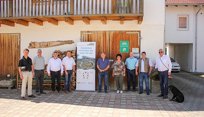 Beim Besuch des Gasthofs Augenstein in Winzer-Neßlbach betonte Winzers Bürgermeister Jürgen Roith (rechts) die wirtschaftliche Bedeutung solcher Beherbergungsangebote für seine Marktgemeinde. (Foto: Dr. Wolfgang Fruhmann)