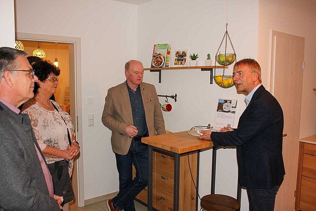 Prof. Dr. Horst Kunhardt (rechts) von der Technischen Hochschule Deggendorf erläuterte den ILE-Vertretern um Osterhofens Bürgermeisterin Liane Sedlmeier (2. von links) das Konzeot von Dein Haus 4.0. Prof. Dr. Horst Kunhardt (rechts) von der Technischen Hochschule Deggendorf erläuterte den ILE-Vertretern um Osterhofens Bürgermeisterin Liane Sedlmeier (2. von links) das Konzept von Dein Haus 4.0. (Foto: Dr. Wolfgang Fruhmann)