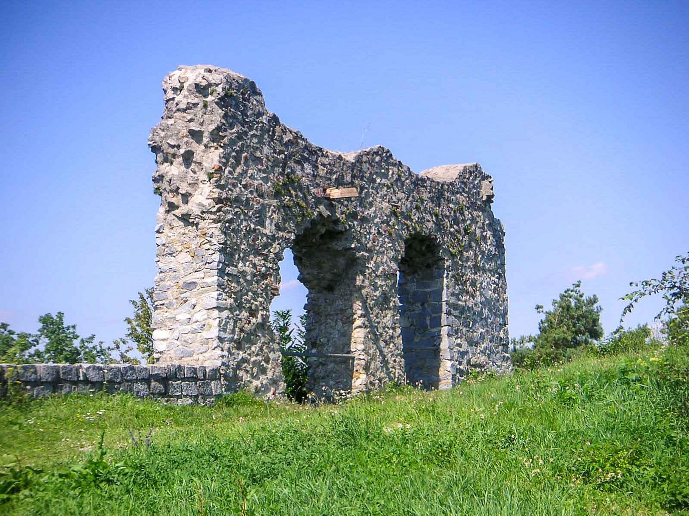 Zwei Mauerbögen der Burgruine Winzer. (Bild: Markt Winzer)