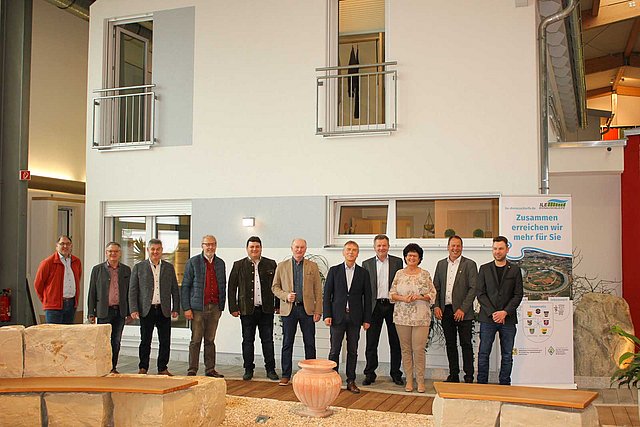 Die ILE-Vorsitzende, Bürgermeisterin Liane Sedlmeier aus Osterhofen (3. von rechts), und ihre Bürgermeister-Kollegen aus Buchhofen, Künzing, Niederalteich, Oberpöring, Wallerfing und Winzer haben die Musterwohnung für Assisted Living auf dem Gelände der Firma Wolf in Osterhofen besucht. (Foto: Dr. Wolfgang Fruhmann)