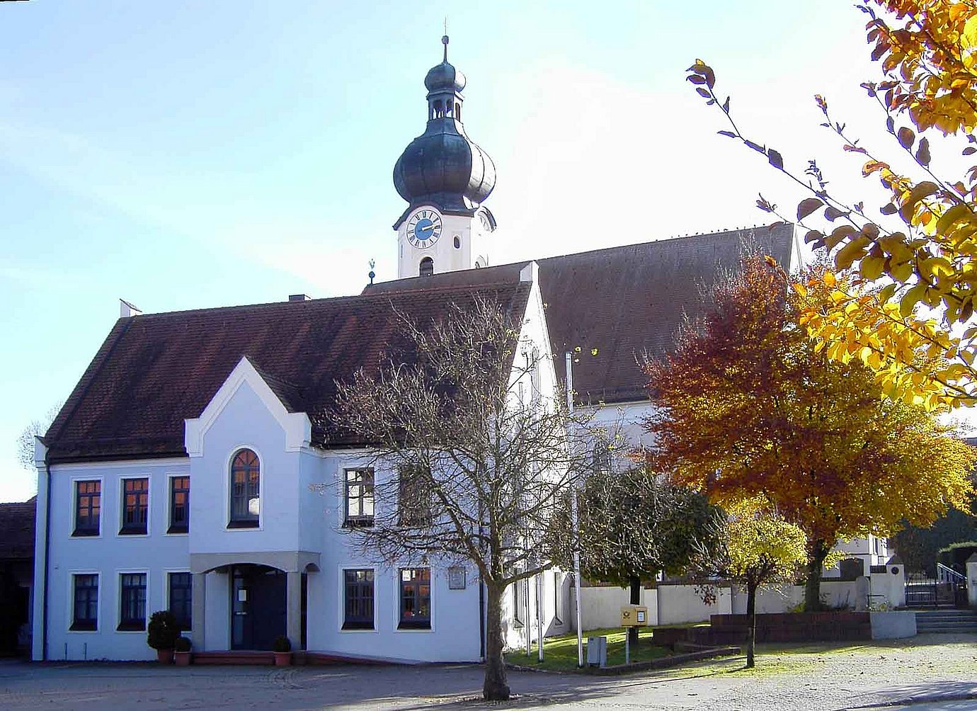 Rathaus und Kirche St. Laurentius in Buchhofen. (Bild: Gemeinde Buchhofen)