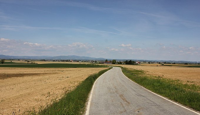 Wie berichtet erarbeitet die ILE ein alltagstaugliches Radwegekonzept. Bei der Streckenbefahrung unterstützt von lokalen Erhebern konnten die beauftragten Büros jetzt den Bürgermeistern und Verwaltungen einen ersten Netzentwurf zur Diskussion stellen. (Bild: Wolfgang Fruhmann)