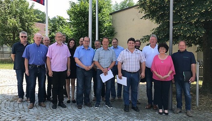 Von Hochwasserschutz über flächensparende Innenentwicklung der Orte, von alltagstauglichem Radverkehr über hausärztliche Versorgung bis hin zu Landschaftspflege werden auf interkommu-naler Ebene Themen bearbeitet.