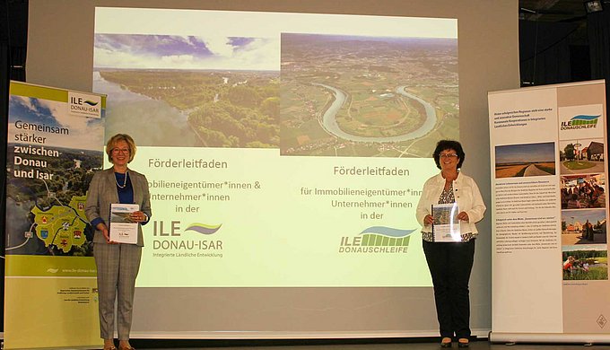 Die ILE-Vorsitzenden Jutta Staudinger, ILE Donau-Isar, und Liane Sedlmeier, ILE Donauschleife, (von links) haben den neuen Förderleitfaden vorgestellt.