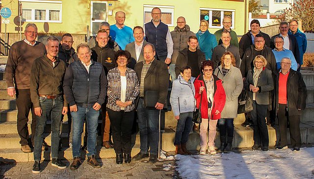 ILE-Vorsitzende Liane Sedlmeier (1. Reihe, 3. von links) und Michael Kreiner, stellvertretender Leiter des Amts für Ländliche Entwicklung Niederbayern (rechts daneben), im Kreis der ILE-Bürgermeister sowie von Vertretern aus Gastronomie und Lebensmitte ILE-Vorsitzende Liane Sedlmeier (1. Reihe, 3. von links) und Michael Kreiner, stellvertretender Leiter des Amts für Ländliche Entwicklung Niederbayern (rechts daneben), im Kreis der ILE-Bürgermeister sowie von Vertretern aus Gastronomie und Lebensmittelerzeugung. (Foto: Dr. Wolfgang Fruhmann)