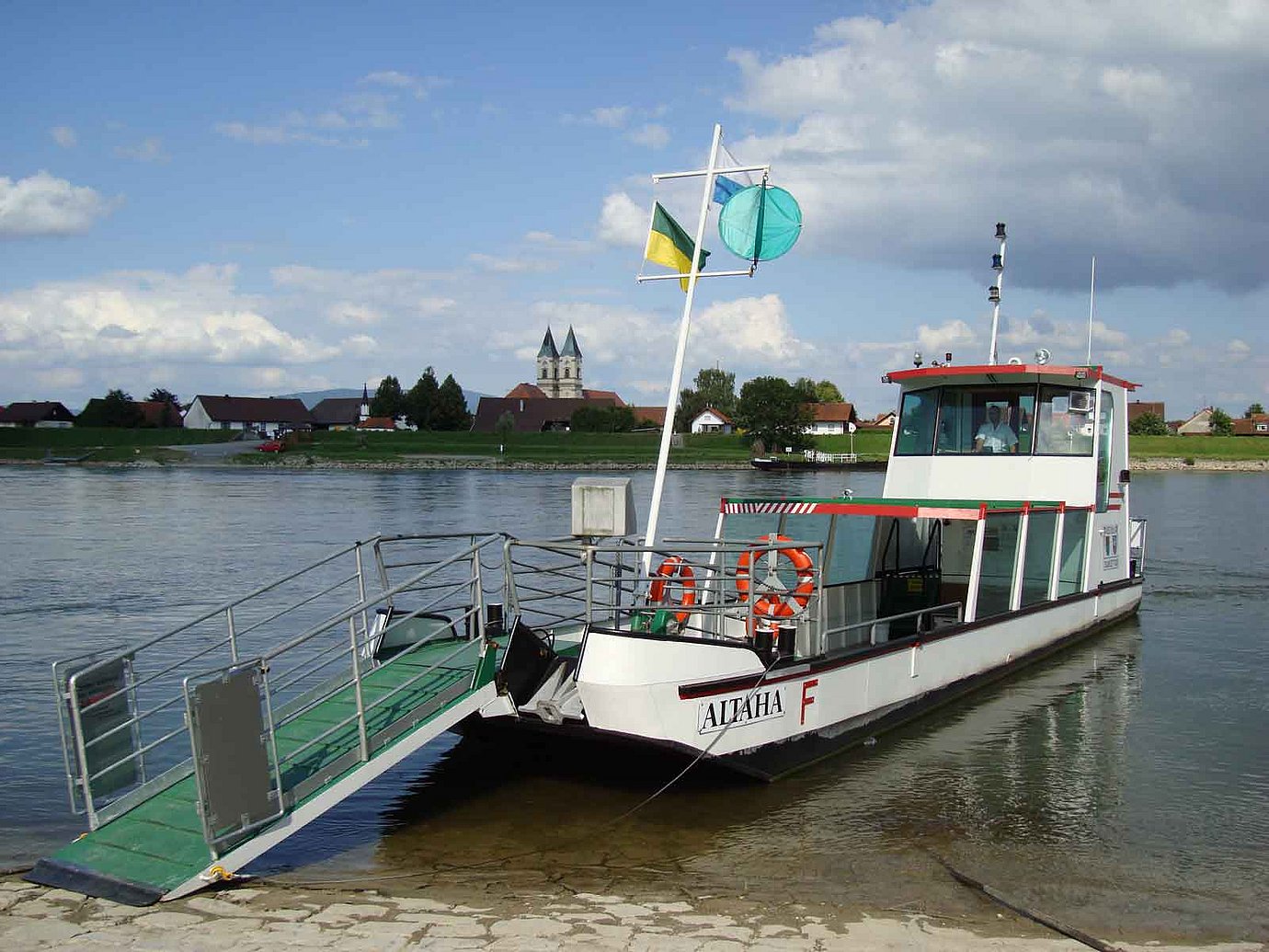 Die Fähre Altaha bringt Fußgänger und Radler über die Donau. (Bild: Gemeinde Niederalteich) Die Fähre Altaha bringt Fußgänger und Radler über die Donau. (Bild: Gemeinde Niederalteich)