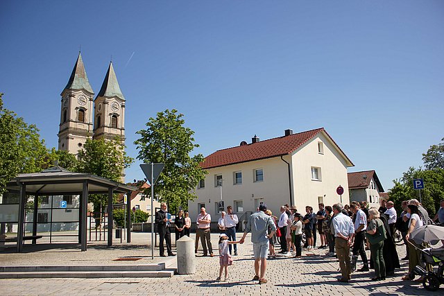 Der Bürgermeister von Niederalteich, Albin Dietrich (links), erläuterte die gelungene Sanierung des Mäuslplatzes, die einen zentralen, multifunktionalen Ort in der Mitte der Gemeide geschaffen hat. (Foto: Dr. Wolfgang Fruhmann)