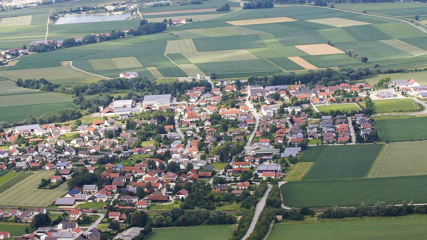 Künzing aus der Luft. (Bild: Uli Damböck) 