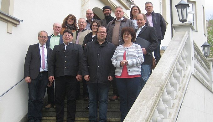 Die ILE-Vorsitzende, Bürgermeisterin Liane Sedlmeier (vorne rechts), zusammen mit den Mitgliedern der Beteiligtenversammlung. (Foto: Gemeinde Oberpöring)