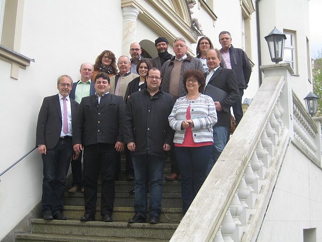 Die ILE-Vorsitzende, Bürgermeisterin Liane Sedlmeier (vorne rechts), zusammen mit den Mitgliedern der Beteiligtenversammlung. (Foto: Gemeinde Oberpöring) Die ILE-Vorsitzende, Bürgermeisterin Liane Sedlmeier (vorne rechts), zusammen mit den Mitgliedern der Beteiligtenversammlung. (Foto: Gemeinde Oberpöring)