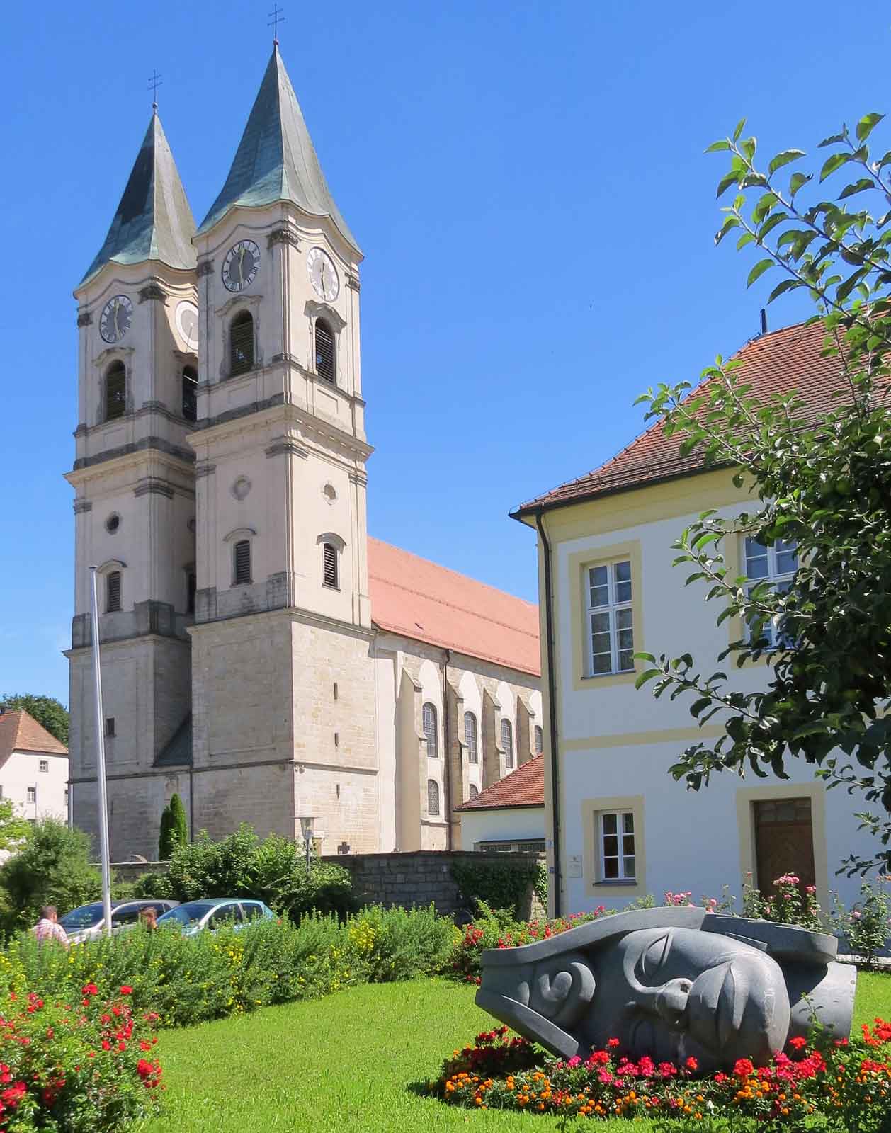 Das Niederalteicher Bürgerhaus mit der Basilika St. Mauritius. (Bild: Gemeinde Niederalteich) Das Niederalteicher Bürgerhaus mit der Basilika St. Mauritius. (Bild: Gemeinde Niederalteich)